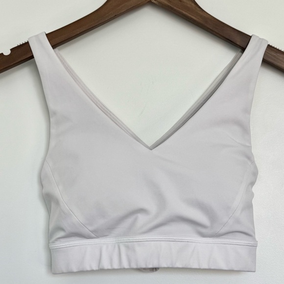 Size 4 Lululemon White Envital Sports Bra B/C Cup Cross back with Padding Pads - Picture 2 of 13